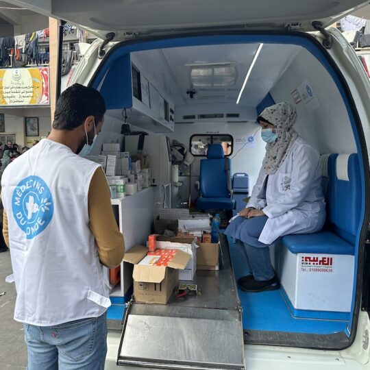 Gaza: Zwei Mitarbeiter in einem medizinischen Fahrzeug von Ärzte der Welt.