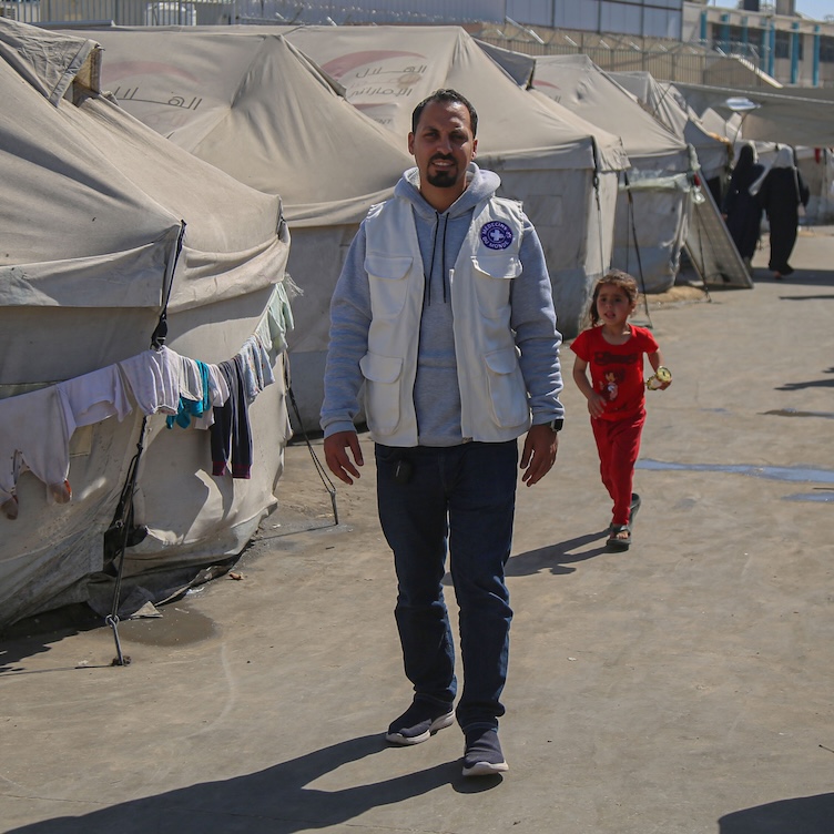 Projektleiter Alaa Alkhatib, in einem der improvisierten Camps im Gazastreifen, die Teams von Ärzte der Welt aufsuchen. 