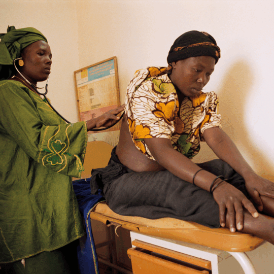 Niger: Eine Ärztin horcht den Rücken einer Frau ab. ©Isabelle Eshragi