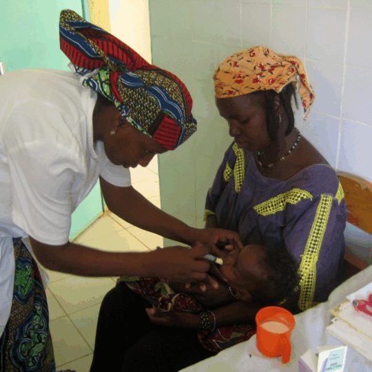 Versorgung eines Babys aus Niger. © Ärzte der Welt Title Tag: © Ärzte der Welt
