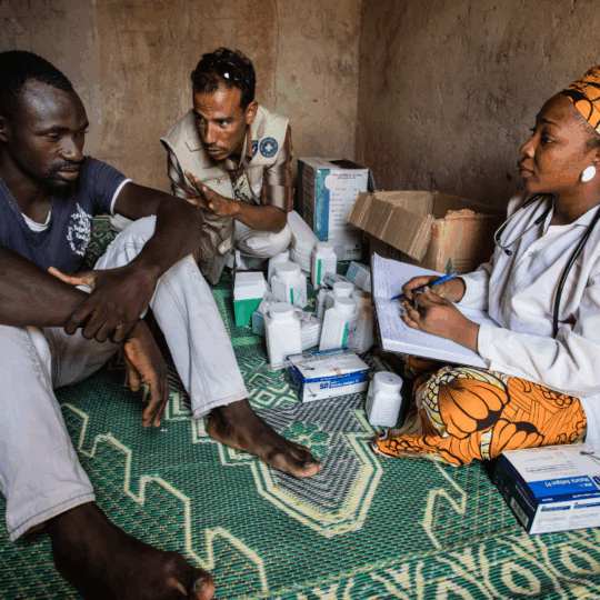 Ein Mann erhält medizinische Beratung von zwei Ärzte der Welt Mitarbeitern.© Kristof Vadino Title Tag: ©Kristof Vadino