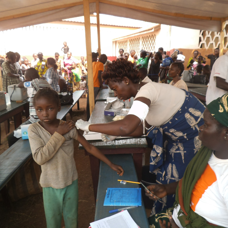 Eine Helferin von Ärzte der Welt impft ein Mädchen bei einer Impfkampagne in der Zentralafrikanischen Republik. © Myriam Pomarel