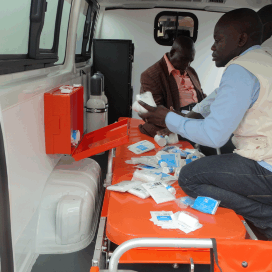 Mitarbeiter von Ärzte der Welt statten ein Fahrzeug in der Zentralafrikanischen Republik mit medizinischen Materialien aus. © Ärzte der Welt