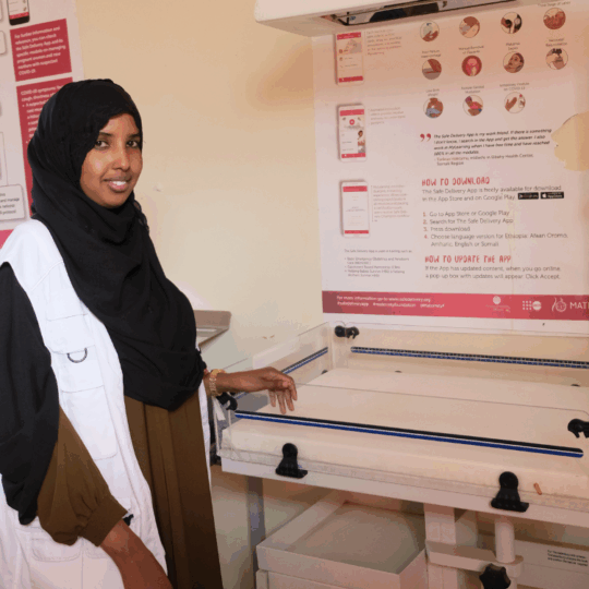 Eine äthiopische Hebamme von Ärzte der Welt steht vor einem medizinischen Gerät für Neugeborene. © Ärzte der Welt