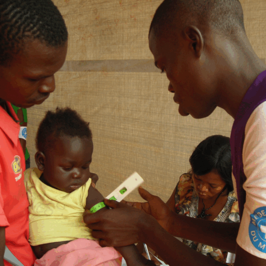 Ein Helfer von Ärzte der Welt misst mit einem Maßband den Armumfang eines Babys in der Zentralafrikanischen Republik. © Ärzte der Welt