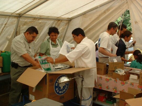 Ein Team von Ärzte der Welt packt eine medizinische Lieferung in El Salvador aus. © Ärzte der Welt