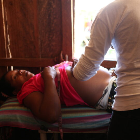 Kolumbien: Ein Mitarbeiter von Ärzte der Welt untersucht eine schwangere Frau. © Gilbert Poitiers