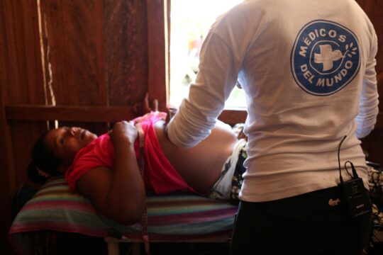 Kolumbien: Ein Mitarbeiter von Ärzte der Welt untersucht eine schwangere Frau. © Gilbert Poitiers
