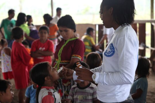 Eine Mitarbeiterin von Ärzte der Welt verabreicht einem kolumbianischen Mädchen flüssige Medikamente.© Gilbert Poitiers