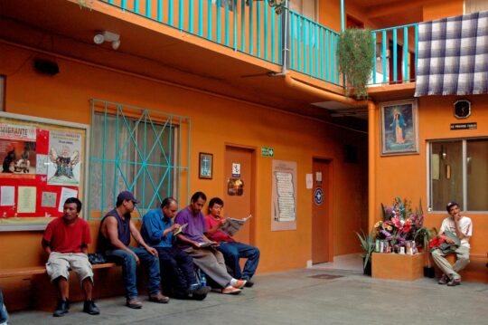 Sechs Männer sitzen in einem Wartebereich einer Gesundheitseinrichtung in Mexiko, die von Ärzte der Welt unterstützt wird. © Ärzte der Welt