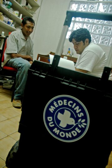 Ein Mitarbeiter von Ärzte der Welt spricht mit einem Patienten in einer medizinischen Unterkunft in Mexiko, die von Ärzte der Welt unterstützt wird. © Ärzte der Welt