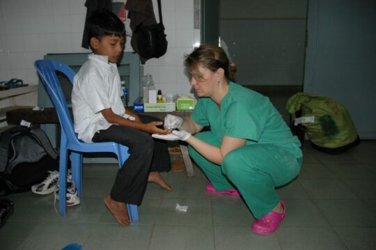 Eine Mitarbeiterin von Ärzte der Welt versorgt einen Jungen in Kambodscha. © Ärzte der Welt