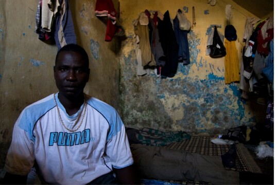 Marokko: Mann in einem Camp für Geflüchtete in Marokko. ©Sébastien Duijndam