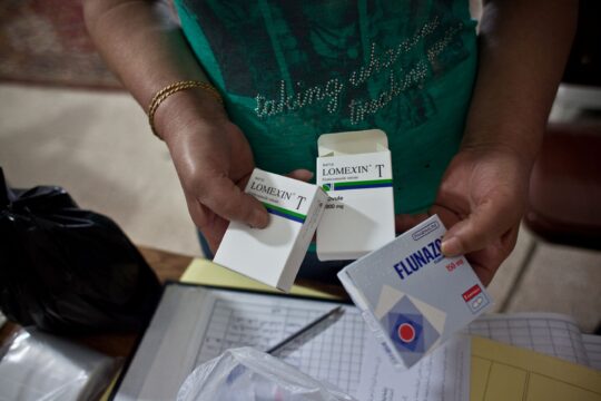 Libanon: Eine Person hält drei Packungen Arzneimittel in seinen Händen. © Laurent Hazgui