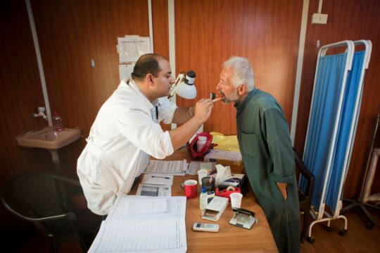 Ein Mann bei einer Untersuchung in einer von Ärzte der Welt unterstützen Einrichtung in Syrien. © Sasha Petryszyn