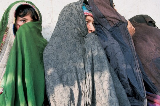 Afghanistan: Das Foto zeigt drei mit traditionellen Kleidern gekleidete Frauen ©Stéphane Lehr
