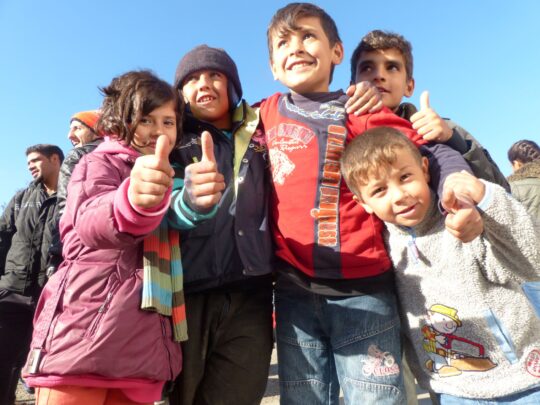 Balkan: Vier Kinder stehen Arm in Arm und lächeln in die Kamera. © Gornja Radgona