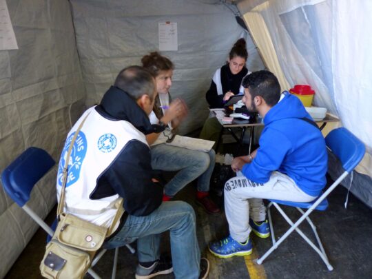 Balkan: Ein Mann sitzt drei Mitarbeitern von Ärzte der Welt in einem Zelt gegenüber. © Gornja Radgona