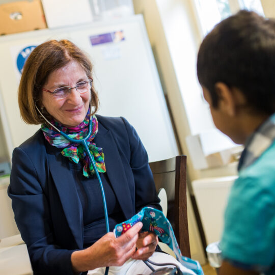 Eine Ehrenamtliche untersucht einen Jungen in der open.med-Praxis in Hamburg. © Ärzte der Welt