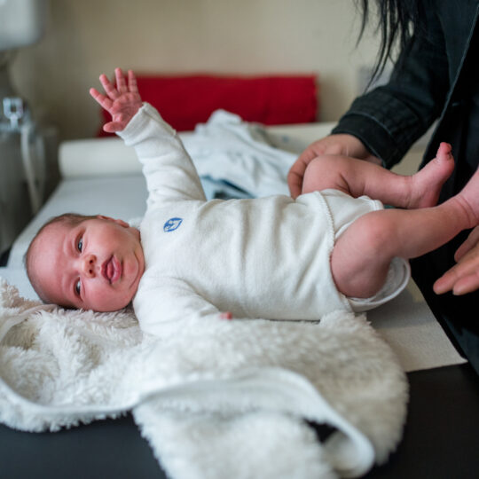 open.med Deutschland: Ein Neugeborenes in einer Anlaufstelle von Ärzte der Welt. © Ärzte der Welt