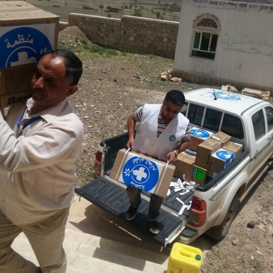 Zwei Männer laden medizinisches Material aus einem Auto im Jemen aus. Ärzte der Welt unterstützt bei der Ausstattung von Gesundheitseinrichtungen im Jemen. ©Ärzte der Welt