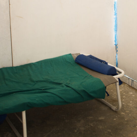 Nepal: Eine Untersuchungsliege mit einer grünen Decke. © Ärzte der Welt