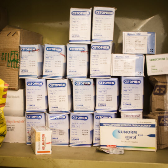 Nepal: Ein Stapel an Medikamenten. © Ärzte der Welt