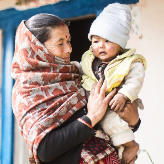 Nepal: Eine Frau trägt ein Kleinkind auf ihrem Arm. © Ärzte der Welt