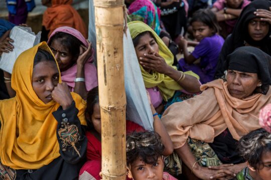 Bangladesch: Mehrere Frauen sitzen auf dem Boden. Ärzte der Welt leistete psychologische und psychosoziale Unterstützung für Geflüchtete in Bangladesch. © Ärzte der Welt