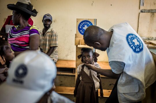 Ein Mitarbeiter von Ärzte der Welt misst die Größe eines Mädchens in Haiti. © Ärzte der Welt