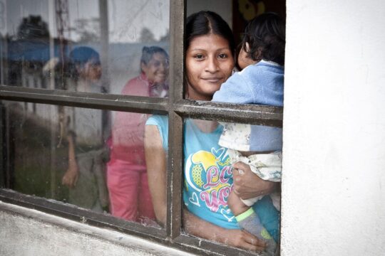 Kolumbien: Eine Mutter hält ihr Baby im Arm und lächelt in die Kamera. © Ärzte der Welt