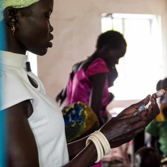 Südsudan: Eine Mitarbeiterin von Ärzte der Welt zieht eine Impfung auf. © Bruno Abarca