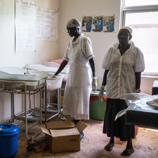 Zwei Mitarbeiterinnen aus dem Südsudan in einer medizinischen Einrichtung, die von Ärzte der Welt unterstützt wird. © Bruno Abarca
