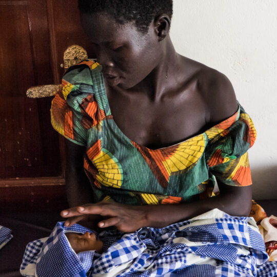 Eine Mutter hält ihr Neugeborenes im Arm. © Bruno Abarca