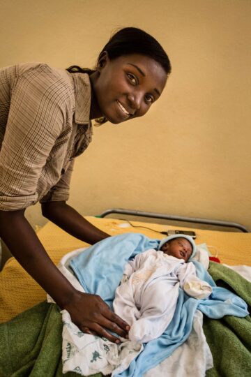 Eine Mutter mit ihrem Neugeborenen in der DR Kongo. © Kristof Vadino