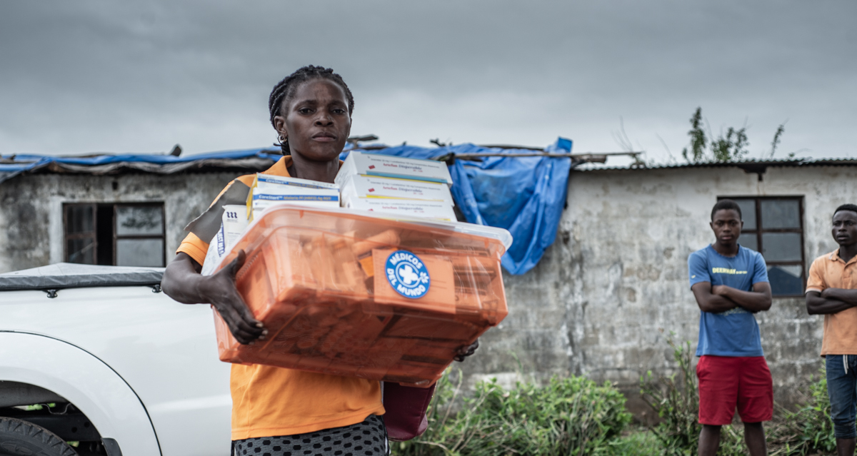 Nachdem Wirbelsturm Ida über Mosambik gefegt war, verteilt eine Mitarbeitende Medikamente. © Czuko Williams