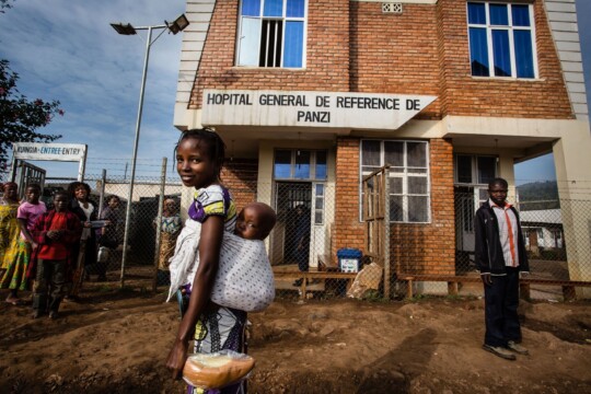 DR Kongo: Die DR Kongo ist seit über dreißig Jahren von Konflikt und Krieg überschattet. Gleichzeitig ist das Gesundheitssystem in der DR Kongo vollständig überlastet. © Kristof Vadino