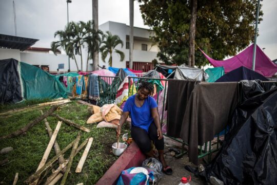 Mexiko: Eine Frau rührt in einem Topf. Hinter ihr sind einige Zelte aufgebaut. © Olivier Papegnies