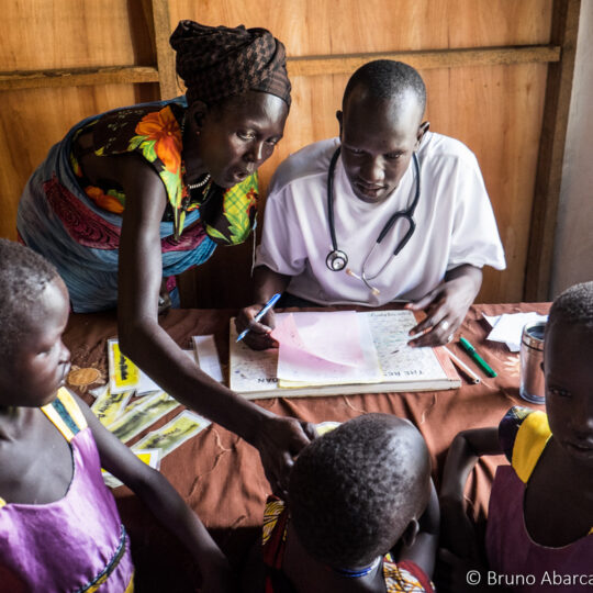 Südsudan: Zwei medizinische Angestellte untersuchen einen Jungen. © Bruno Abarca