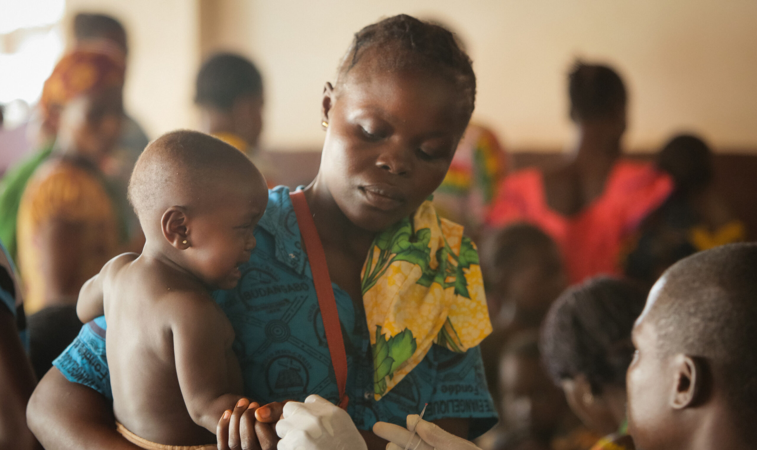 Ein Kind wird von unserem Team in der Zentralafrikanischen Republik untersucht © Sébastien Duijndam