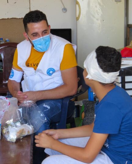 Libanon: Ein Mitarbeiter von Ärzte der Welt spricht mit einem verwundeten Jungen. © Ärzte der Welt