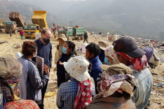 Nepal: Mitarbeiter*innen von Ärzte der Welt beraten örtliche Müllsammler*innen. © Ärzte der Welt