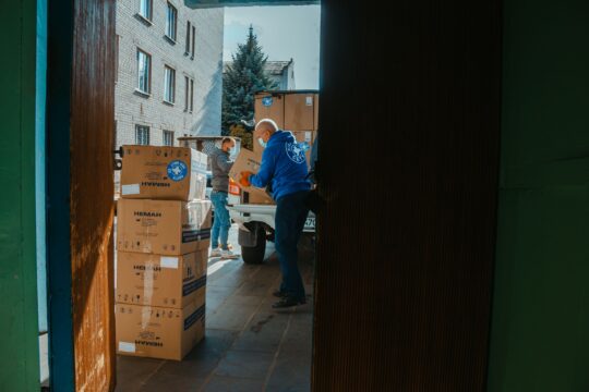 Ein Mitarbeiter von Ärzte der Welt lädt Kartons mit medizinischen Materialien aus einem Auto in der Ukraine ab. © Pietro Chekal