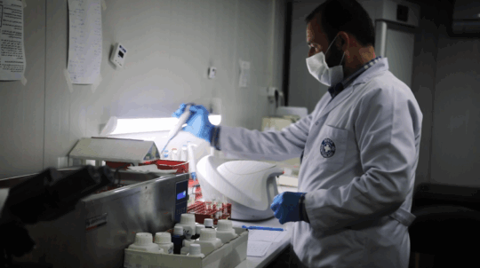 Ein Mitarbeiter von Ärzte der Welt bei der Arbeit im Labor in Syrien. © Ärzte der Welt