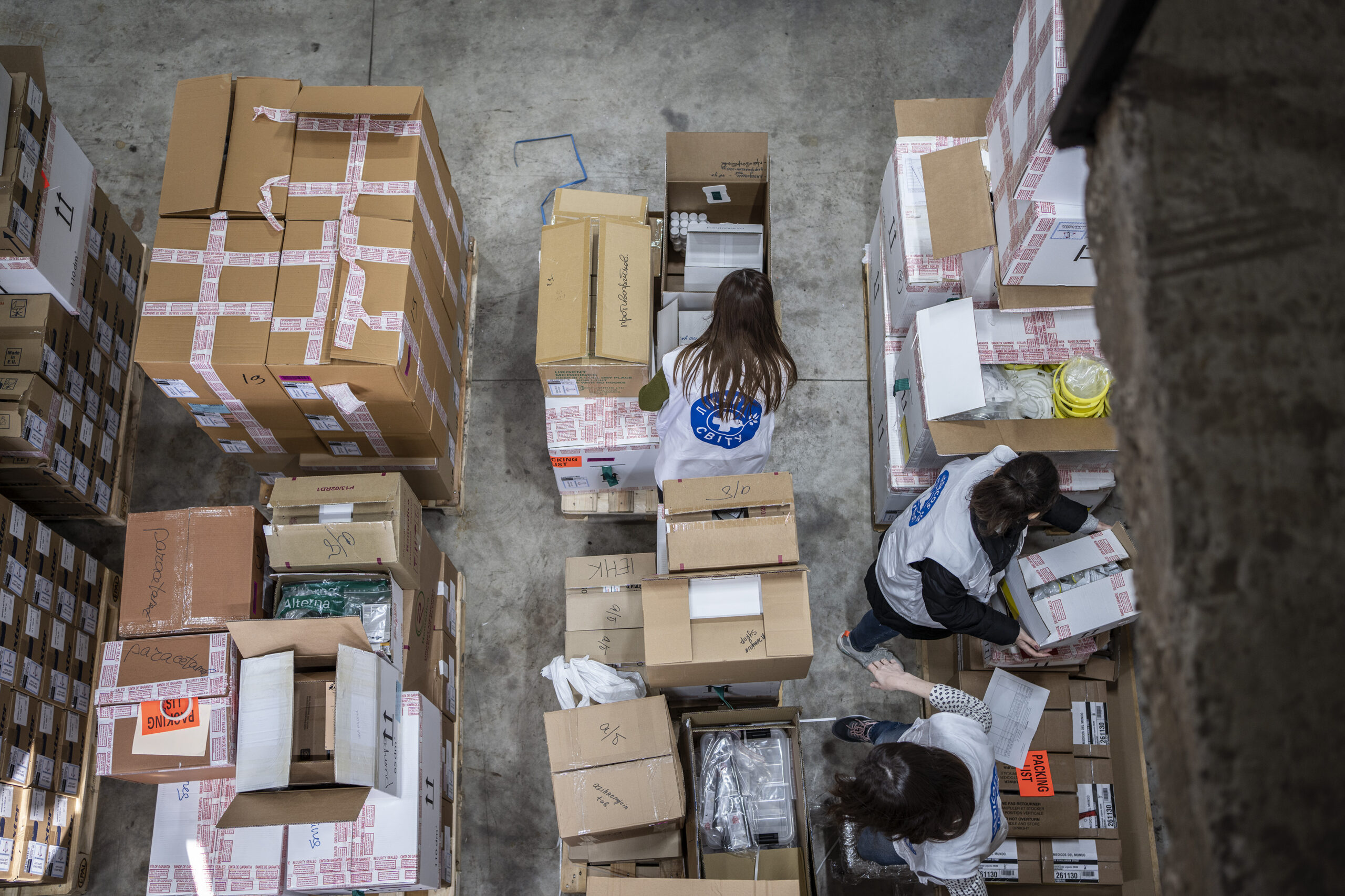 Ärzte der Welt nimmt Lieferungen entgegen und sortiert diese in einer Lagerhalle.