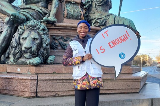 Ex-Multiplikatorin und Kollegin Ifunaya demonstriert für bessere Bedingungen für Geflüchtete. ©opw