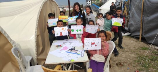 Türkei: Eine Gruppe von Kindern zeigt ihre selbstgemalten Bilder. © Ärzte der Welt
