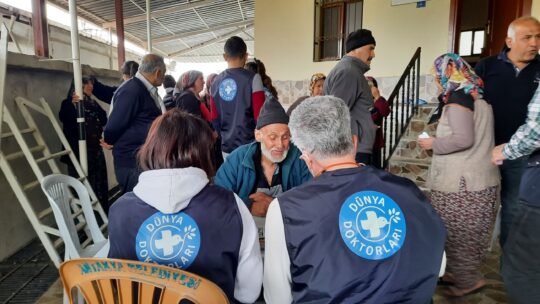 Ein Mann sitzt zwei Mitarbeitern von Ärzte der Welt in einer medizinischen Anlaufstelle in der Türkei gegenüber. © Ärzte der Welt