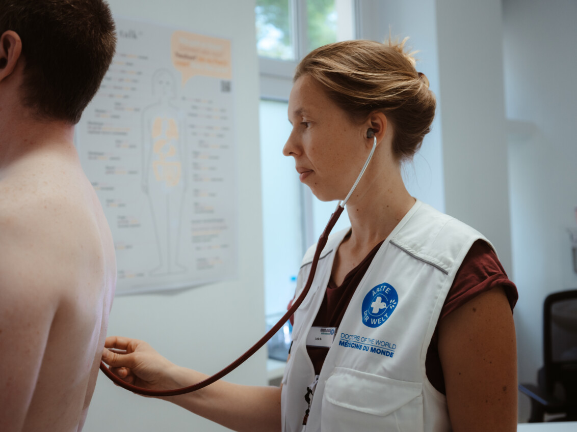 Ärztin untersucht Patienten bei open.med Berlin-Lichtenberg. ©Max Avdeev