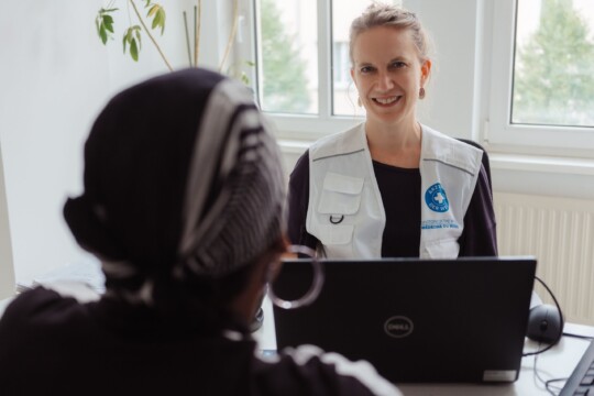 Unsere Projektleitung in Berlin, Susanne Eikenberg, bei einer Sozialanamnese. © Max Avdeev